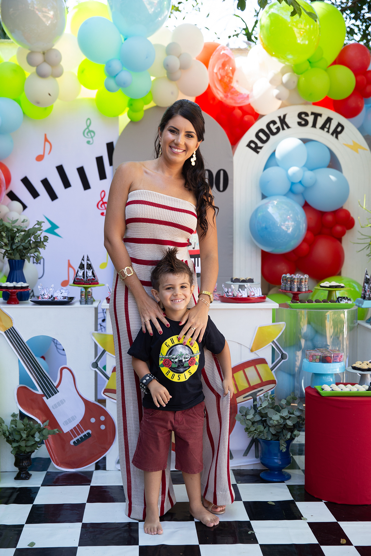 Léo e familiares reunidos para registro do aniversário.