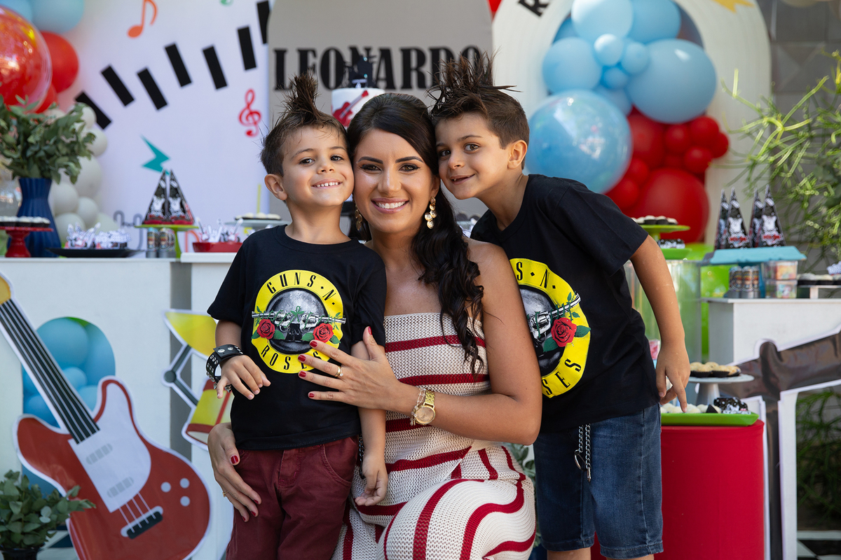 Foto especial da família durante a festa tema rock.