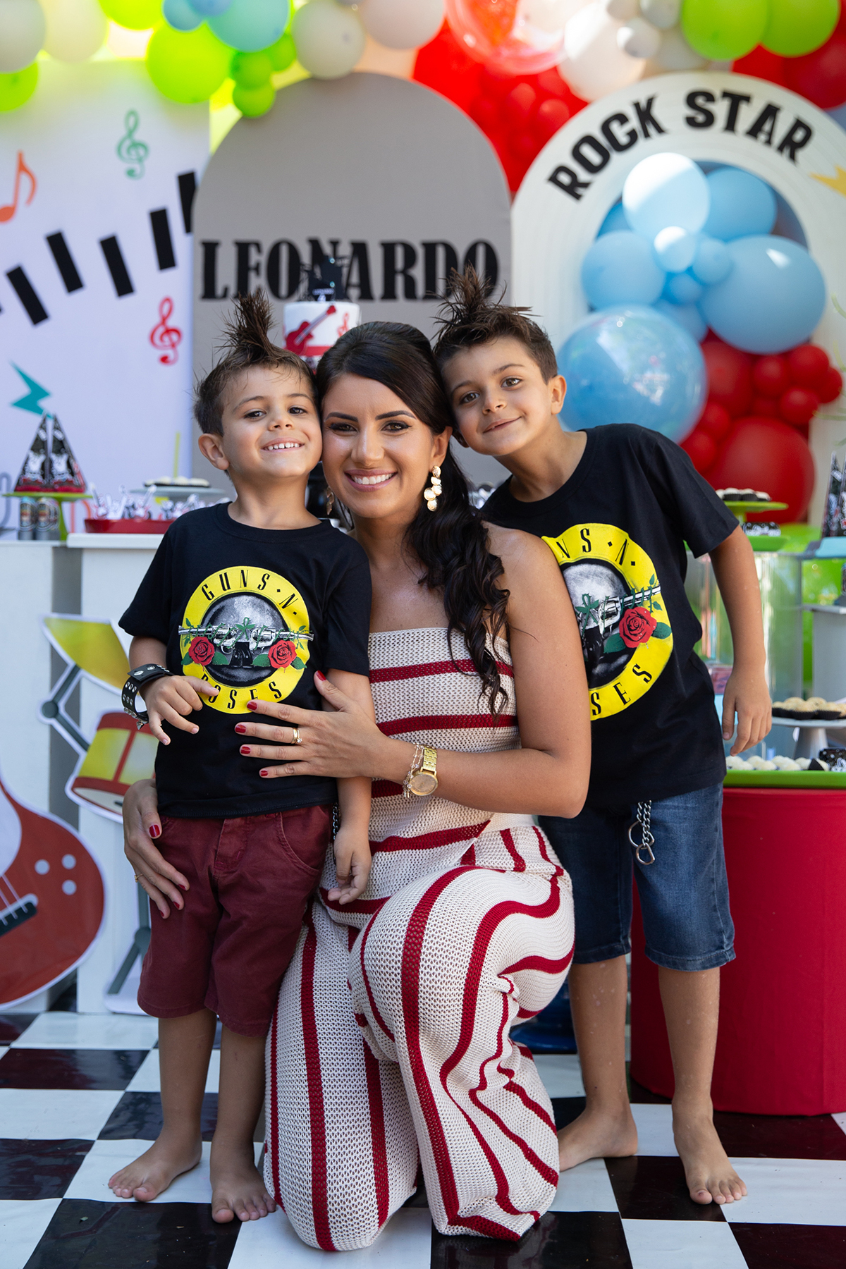Família reunida comemorando o aniversário do Léo.