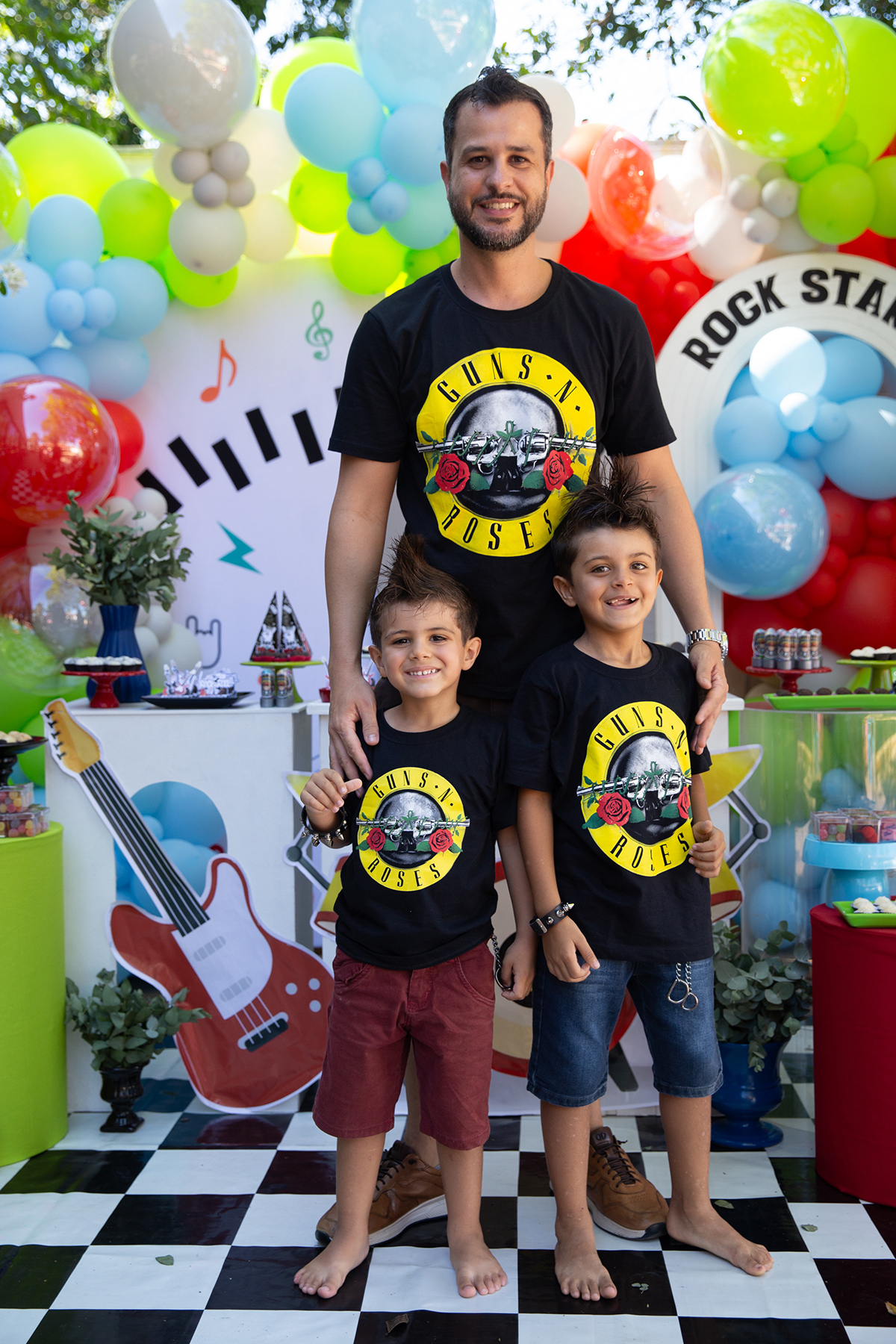 Pai e filhos durante a festa de aniversário infantil