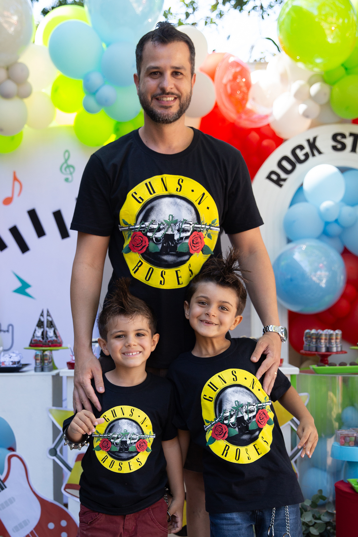 Retrato do papai com o aniversariante durante a comemoração.