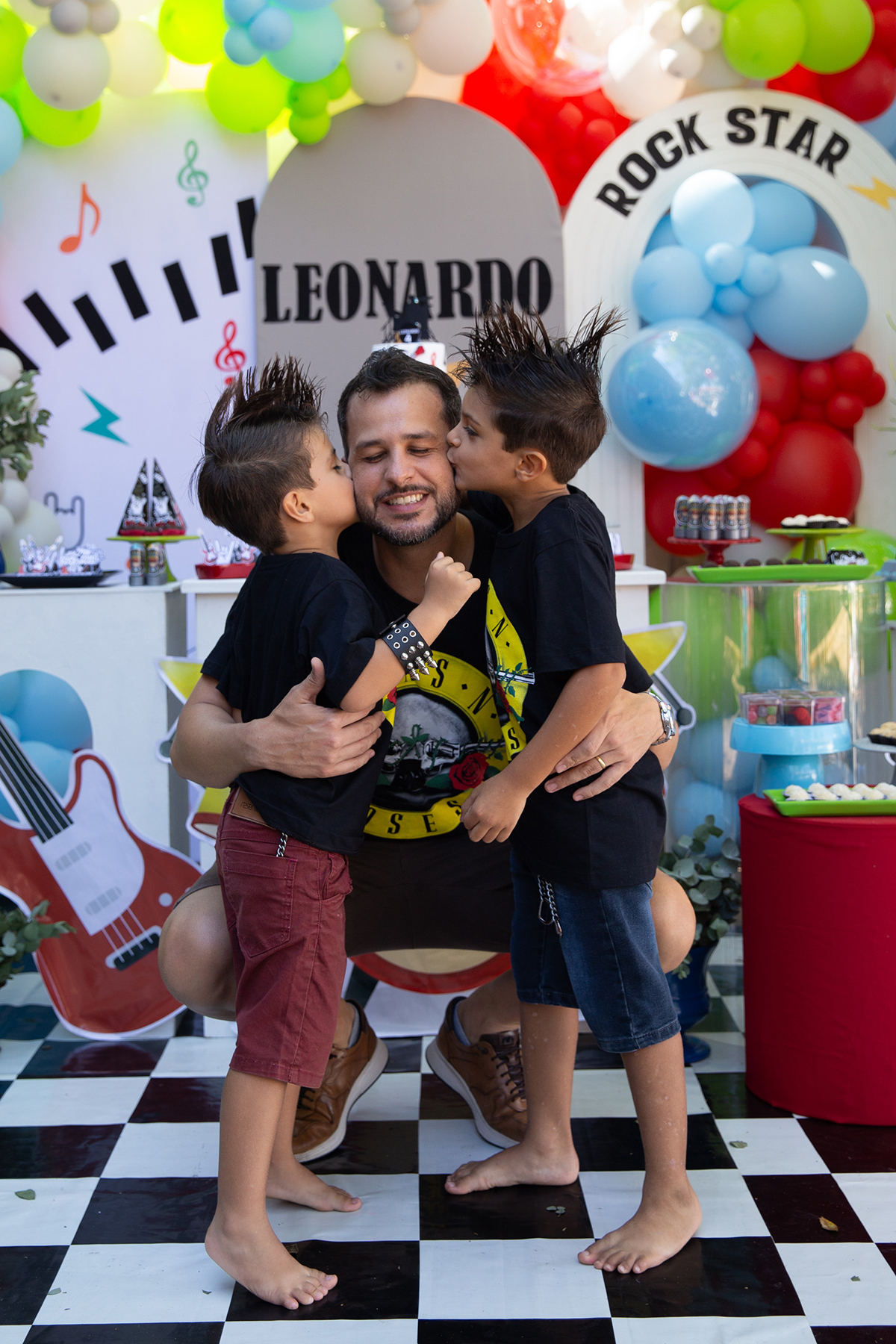 Léo com familiares em momento de carinho na festa.