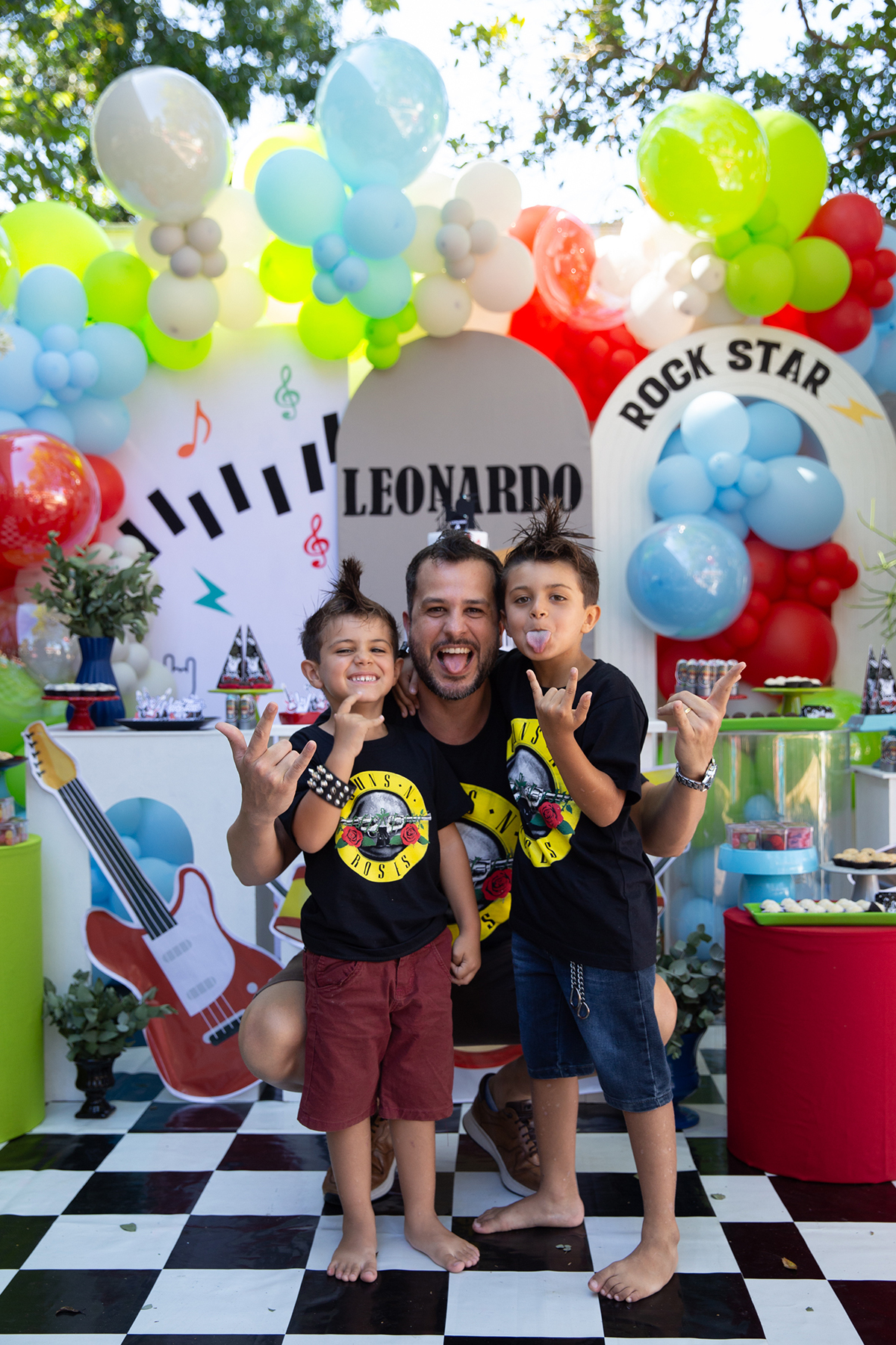 Família sorrindo durante o aniversário de 4 anos.