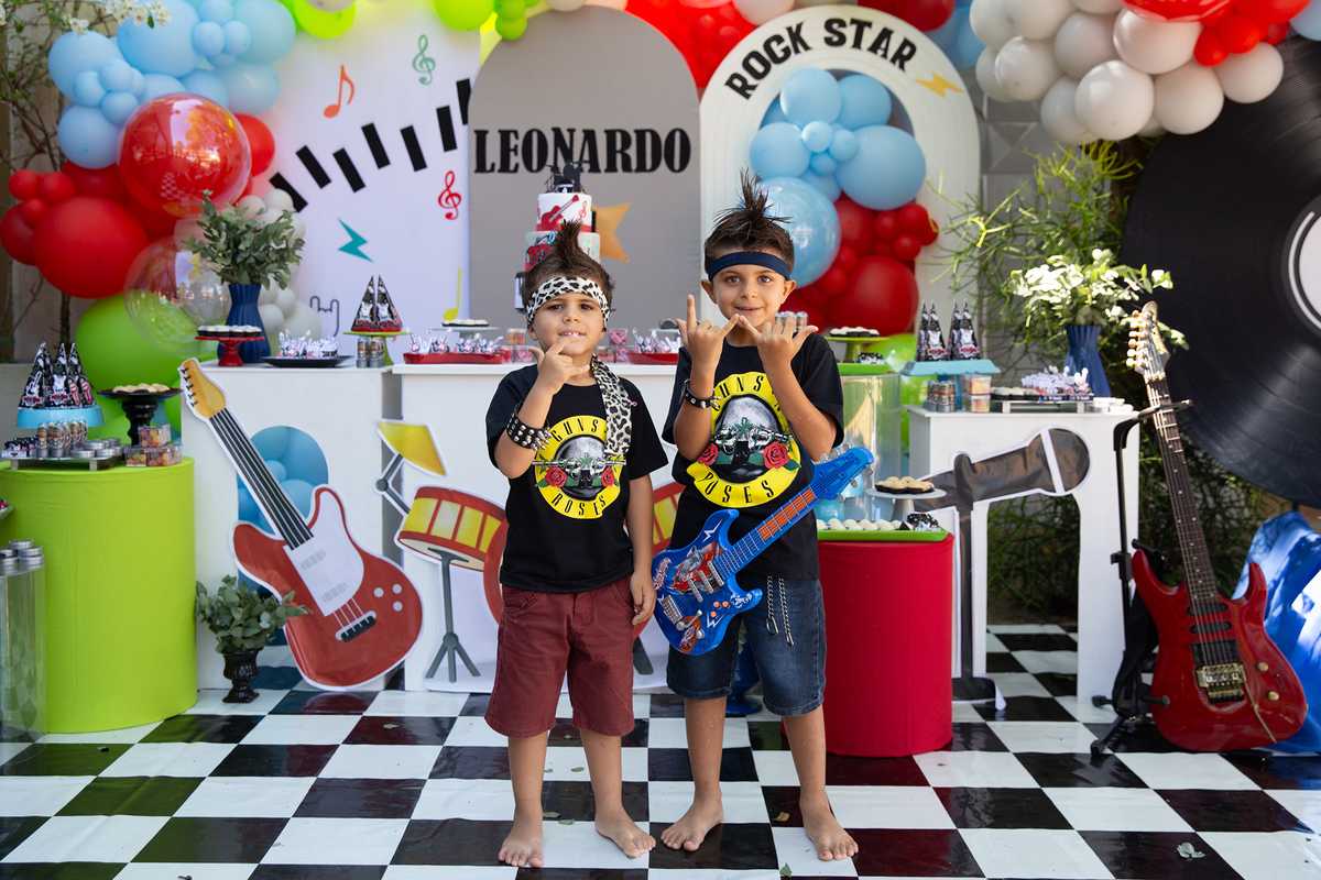 Léo comemorando seu aniversário de 4 anos com decoração tema rock.