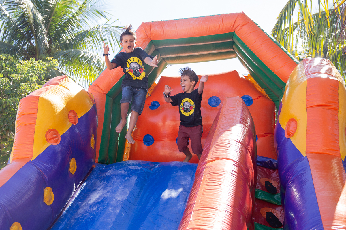 Brinquedo inflável disponível para diversão das crianças na festa.