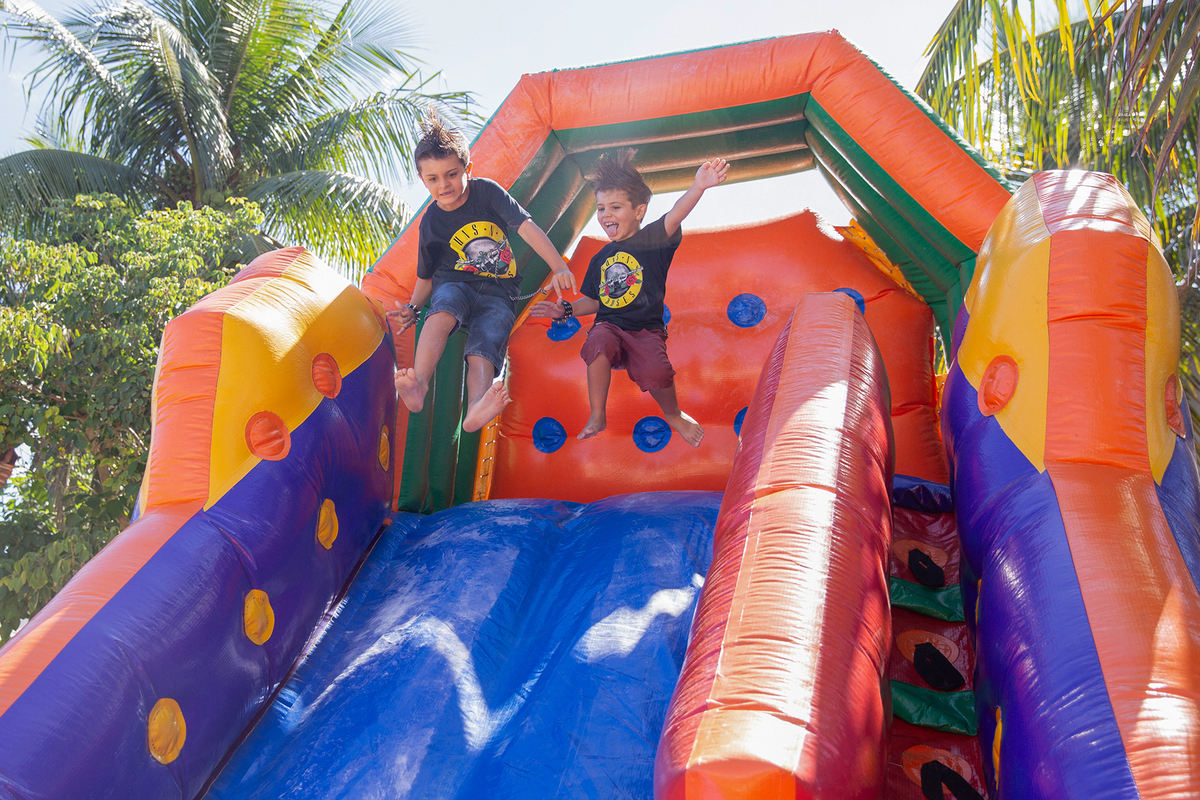 Escorregador inflável montado para entretenimento infantil.