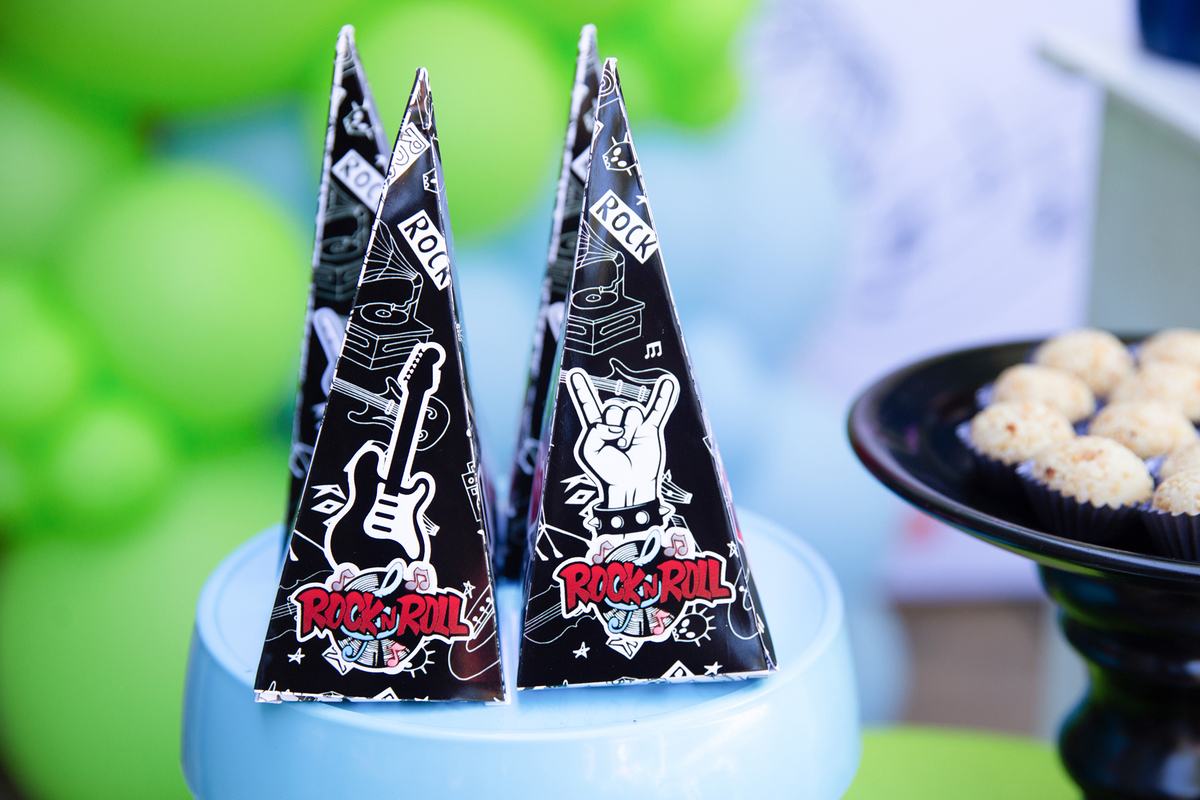 Detalhes da mesa decorada com doces personalizados.