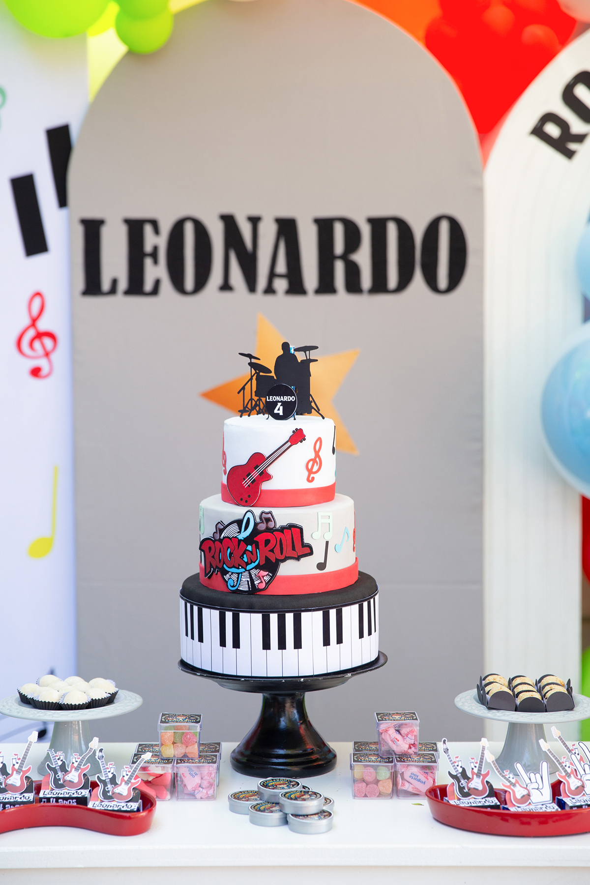 Bolo personalizado comemorando os 4 anos do Léo.