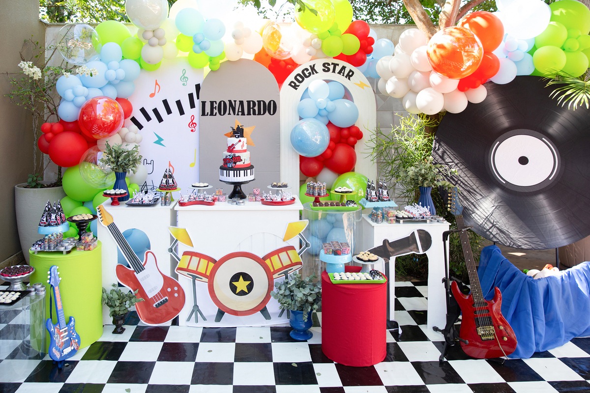 Vista geral da decoração da festa infantil tema rock.