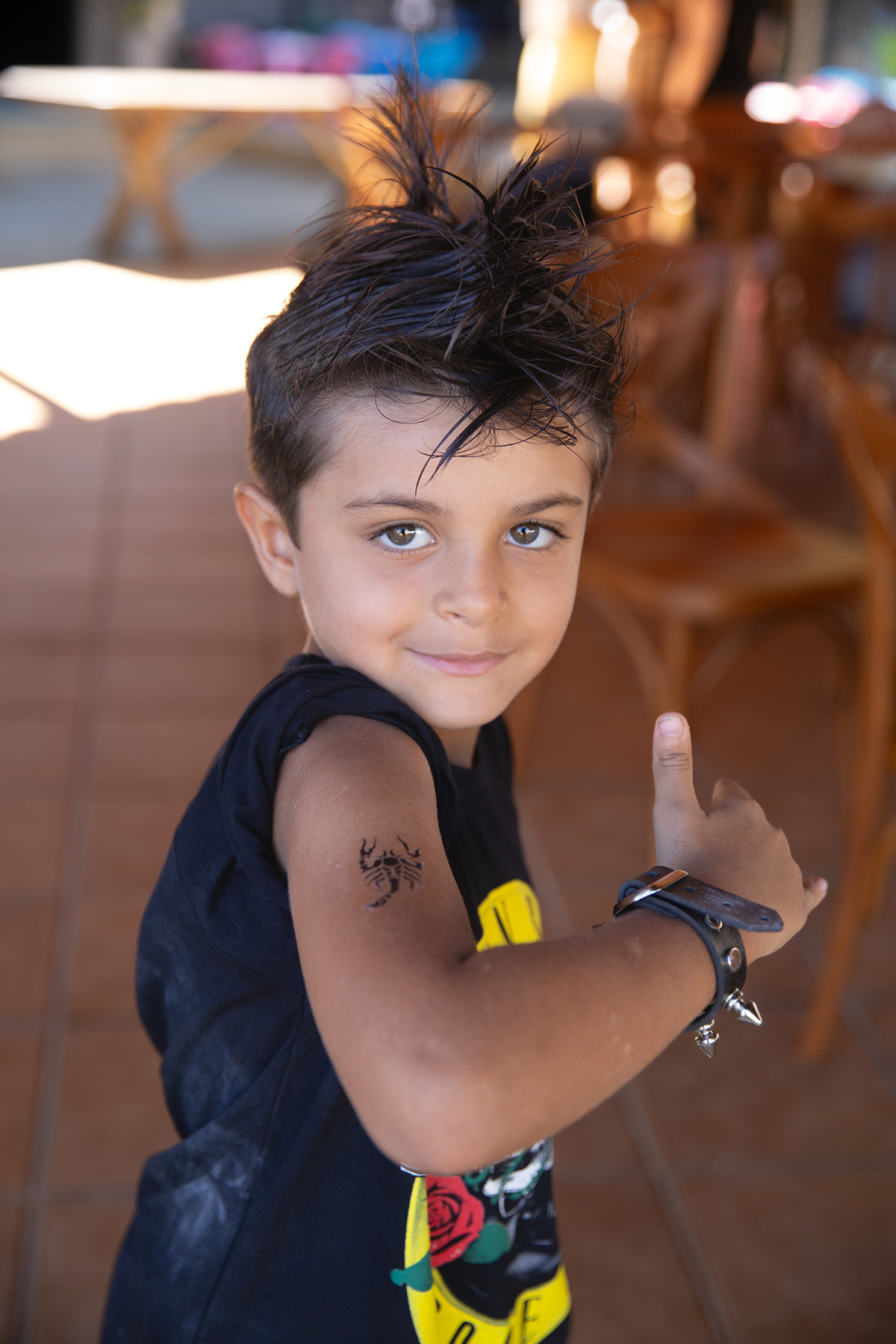 Léo brincando durante a comemoração do aniversário.