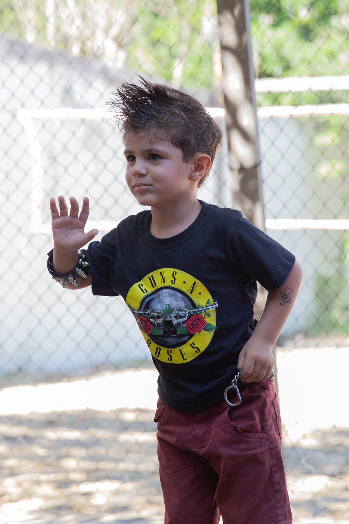 Léo sorrindo enquanto participa das brincadeiras.