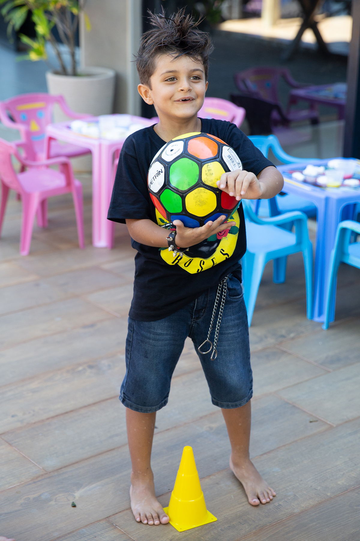 Léo brincando com bola durante a festa.