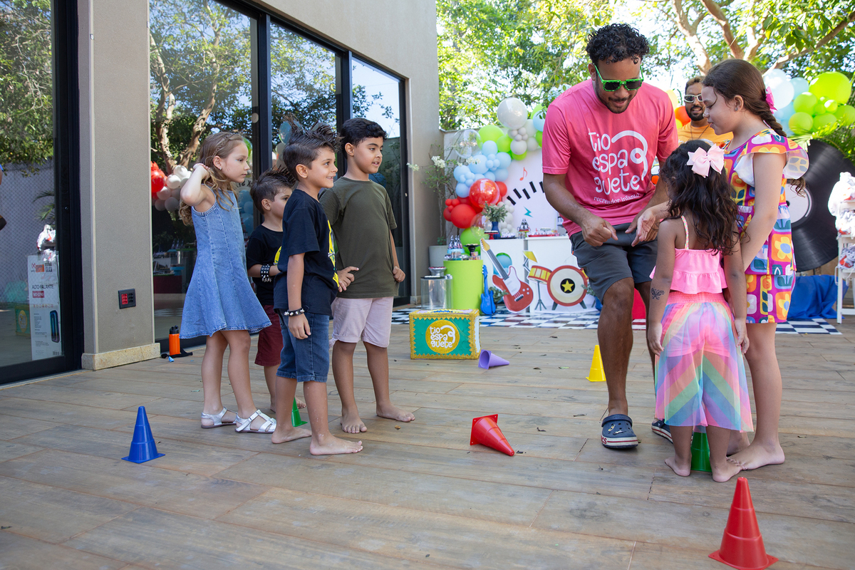 Crianças participando das brincadeiras recreativas.