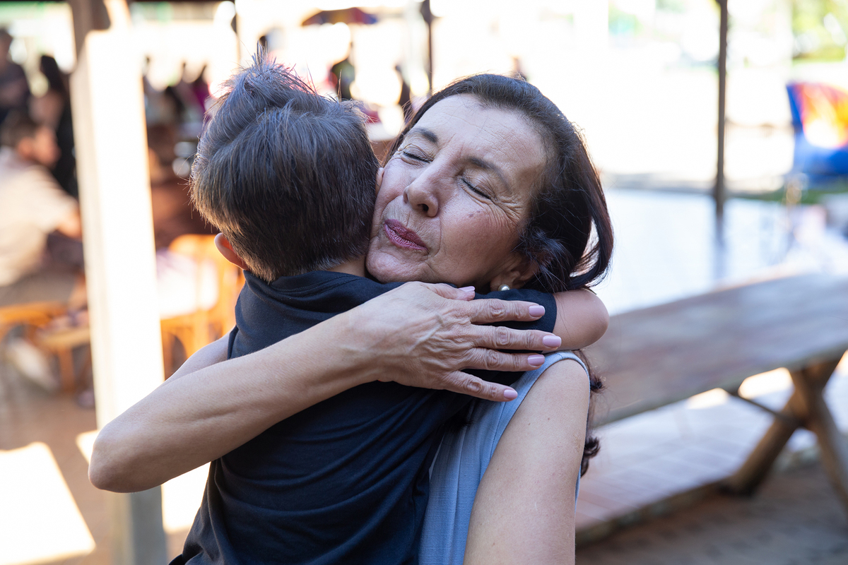 Abraço carinhoso entre familiares durante a comemoração