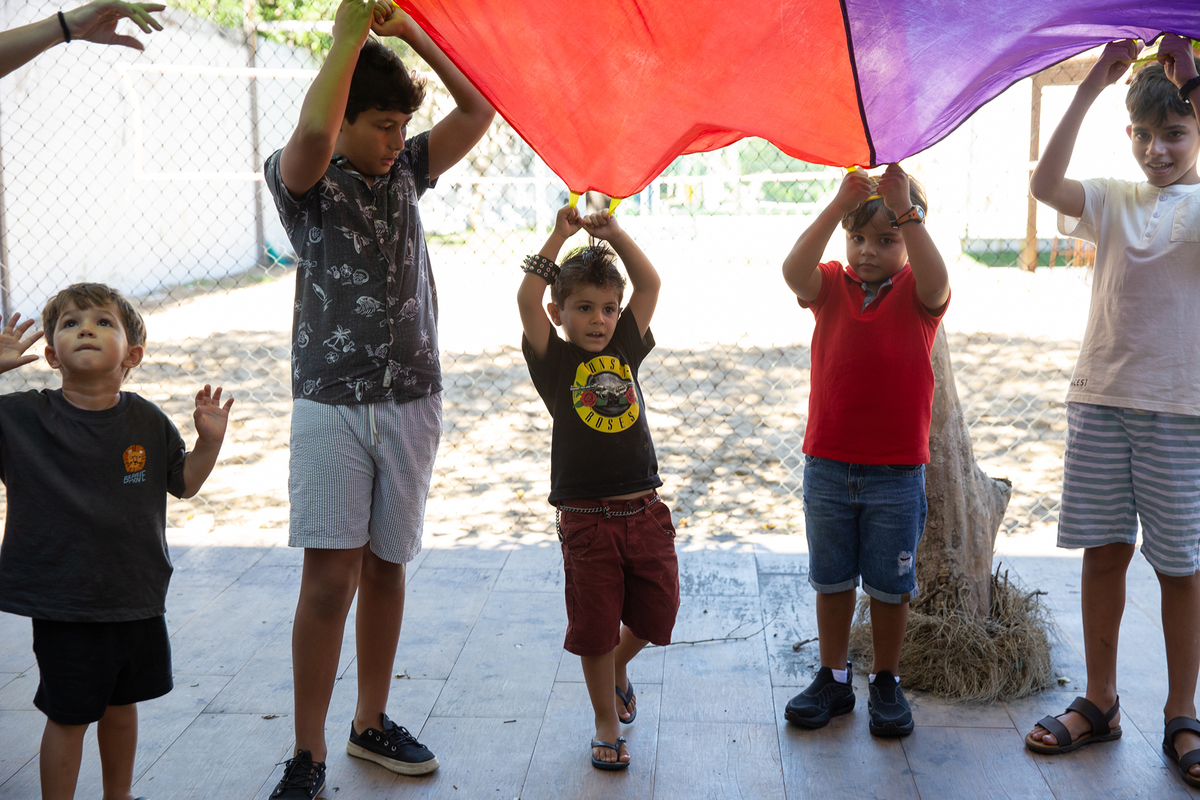 Crianças brincando ao ar livre durante a festa