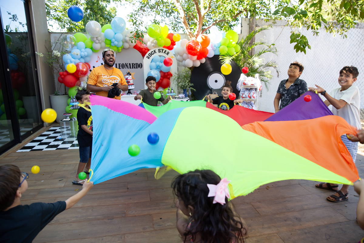 Recreação infantil com paraquedas colorido