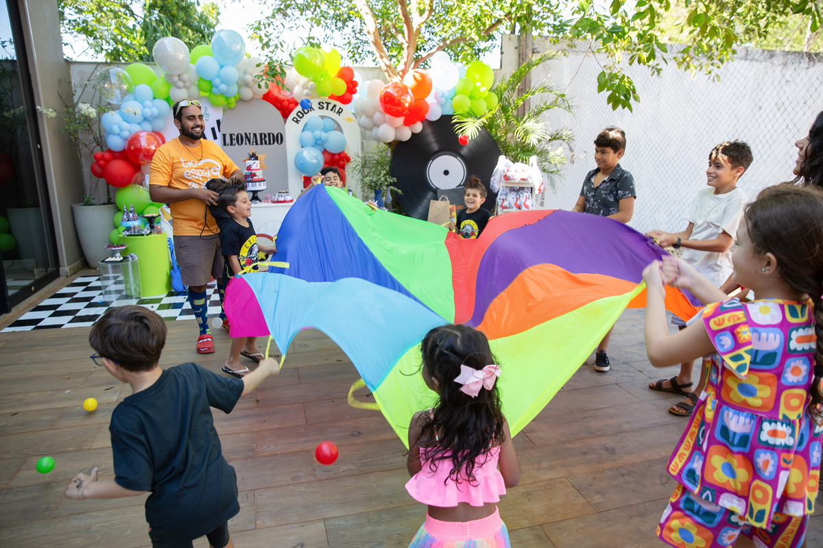 Momento de diversão com recreação infantil.