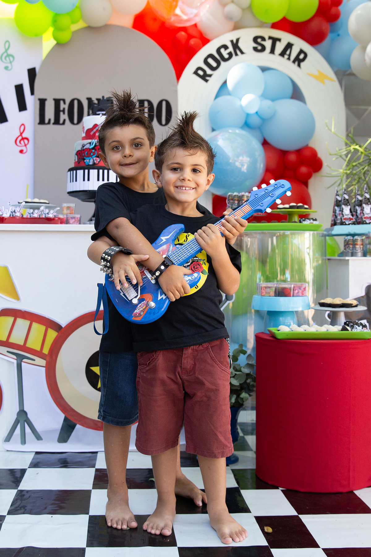 Léo e família reunidos para foto oficial da festa de 4 anos.