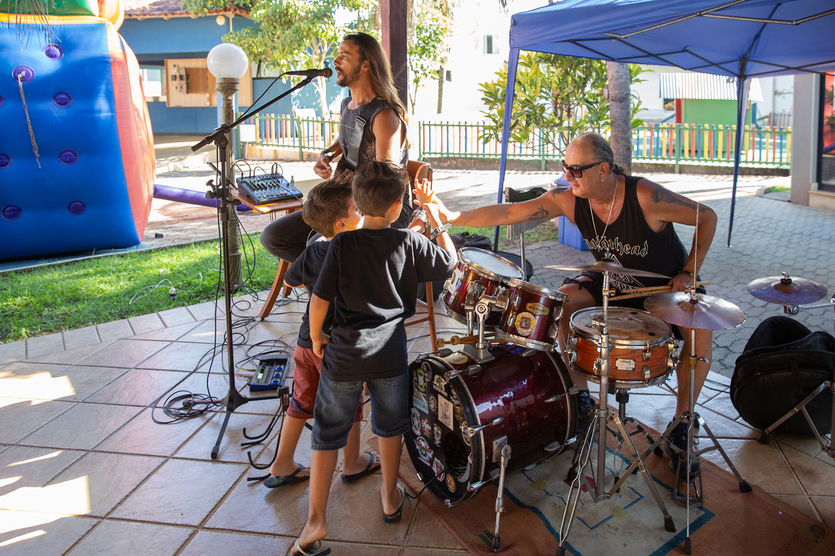 Banda animando a festa de aniversário de 4 anos do Léo com muito rock.
