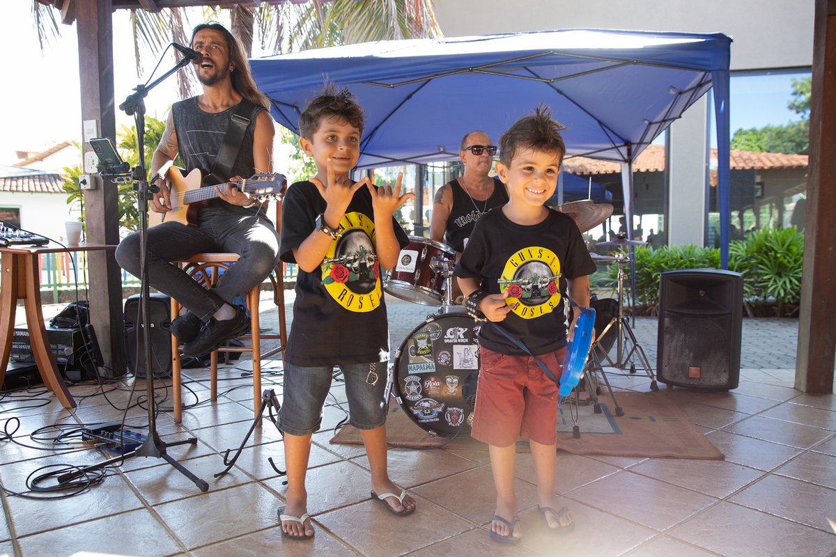 Léo participando da apresentação musical durante a festa infantil.