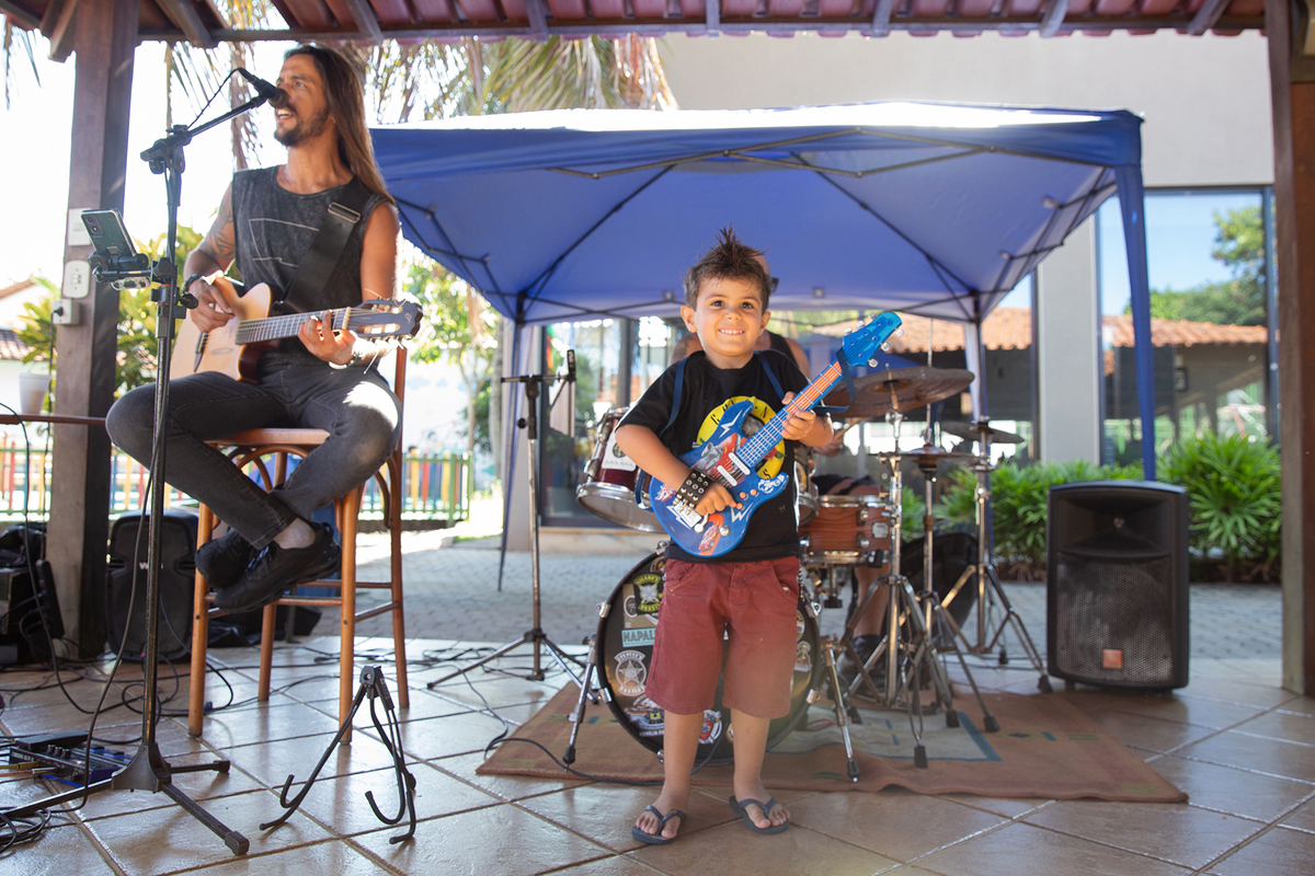 Momento especial do show ao vivo na festa tema Rock'n Roll.