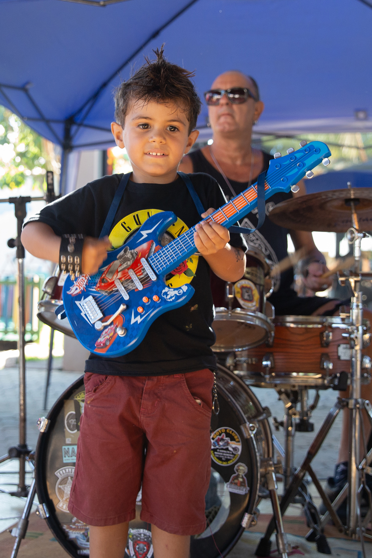 Léo sorrindo durante a apresentação musical do aniversário