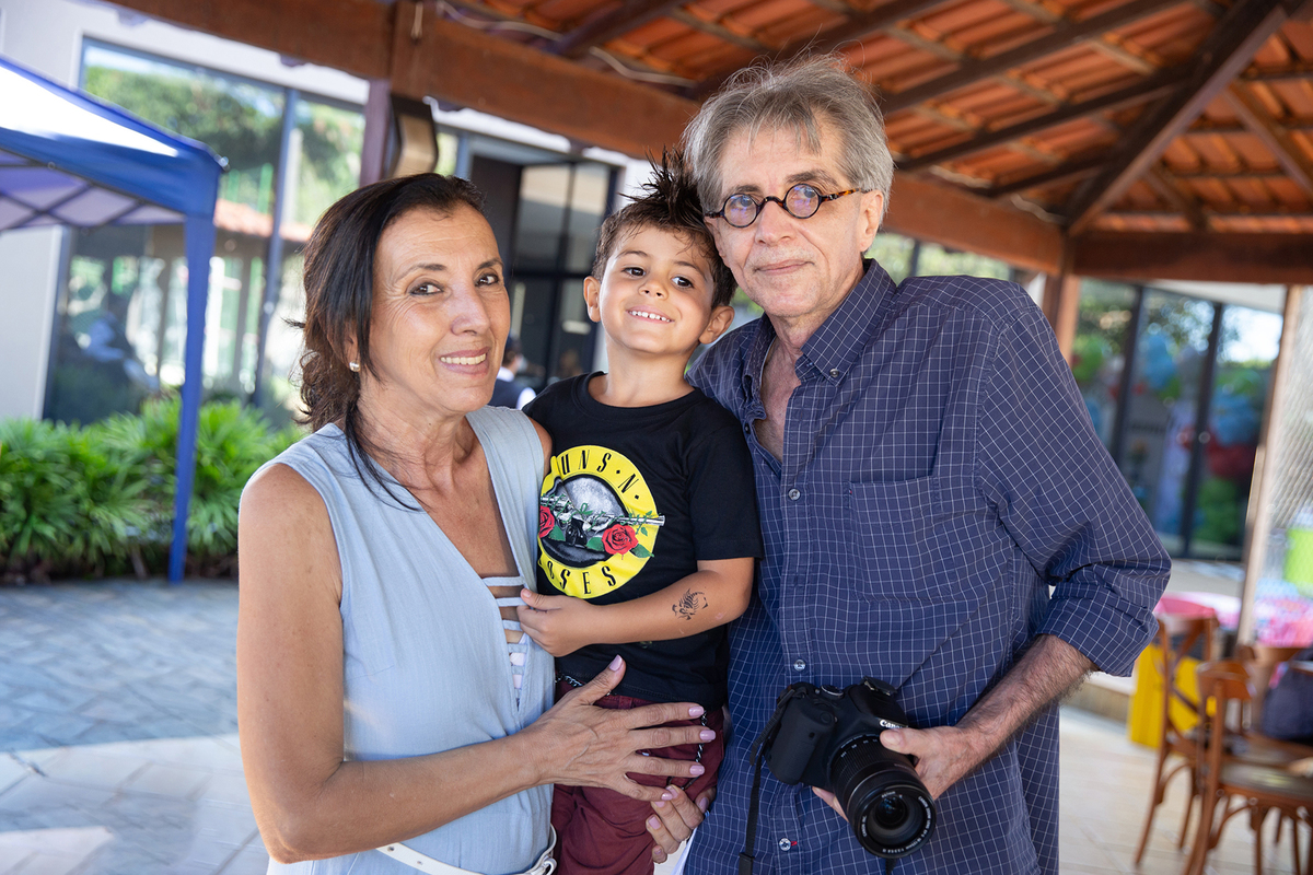 Léo ao lado dos avós durante a comemoração dos 4 anos.