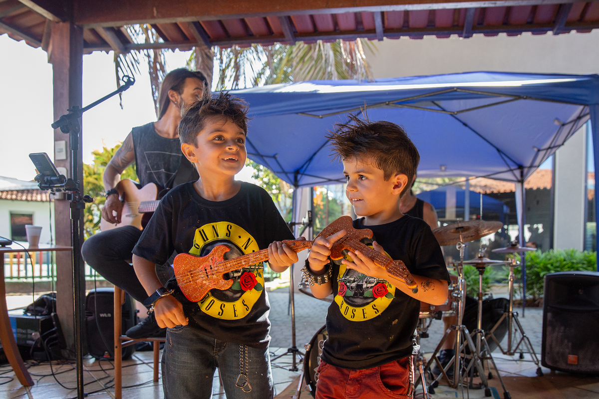 Léo e amigo se divertindo durante o show da banda.