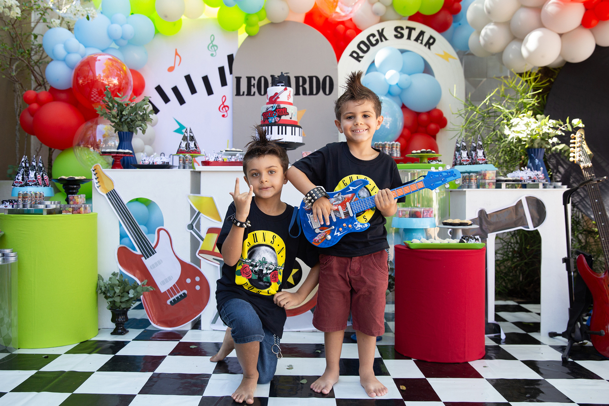 Família reunida celebrando o aniversário infantil do Léo.