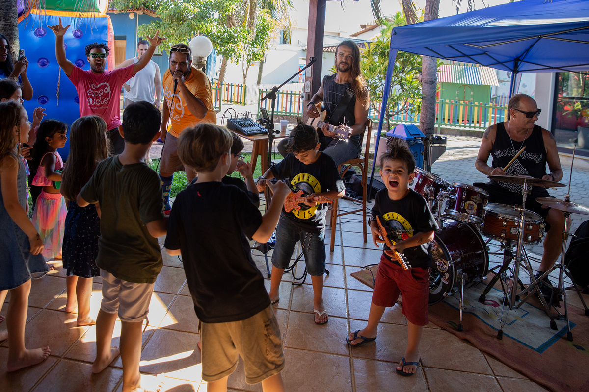 Banda animando os convidados durante o aniversário infantil.