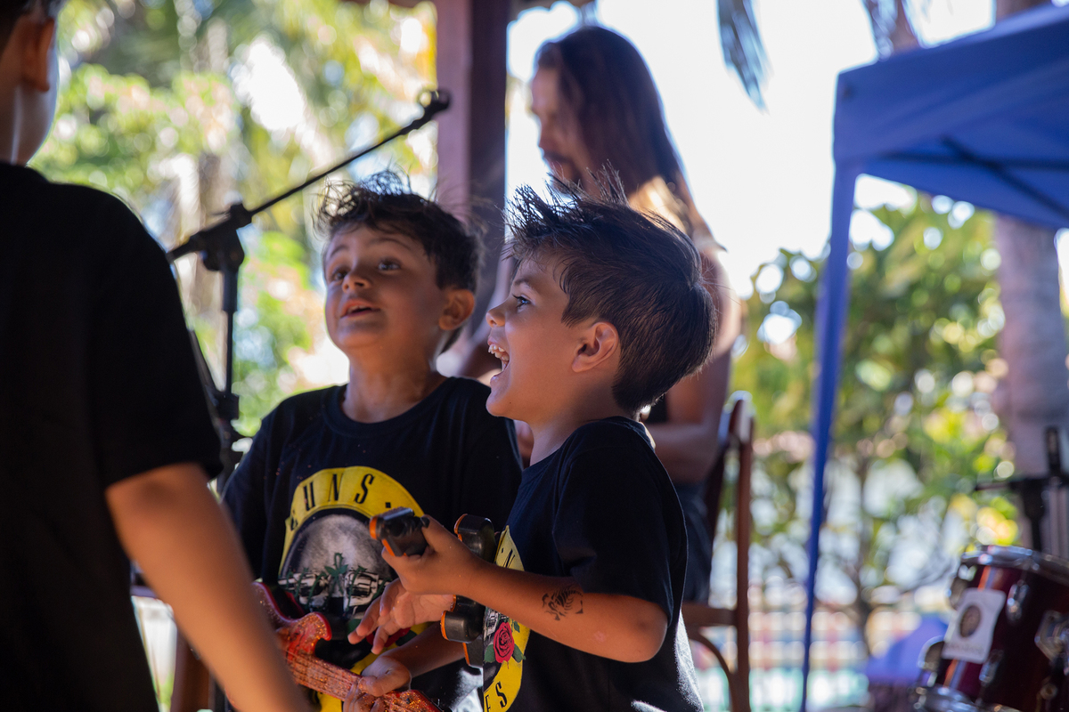 Léo curtindo cada momento da apresentação musical.