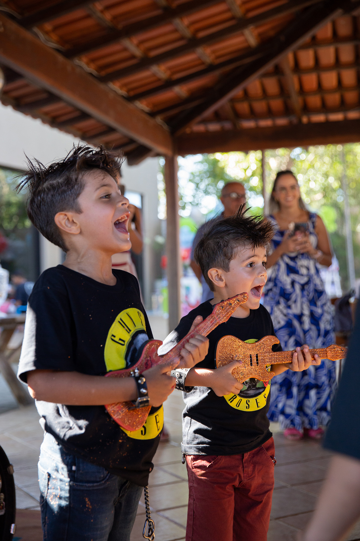 Léo brincando com guitarra durante a apresentação.