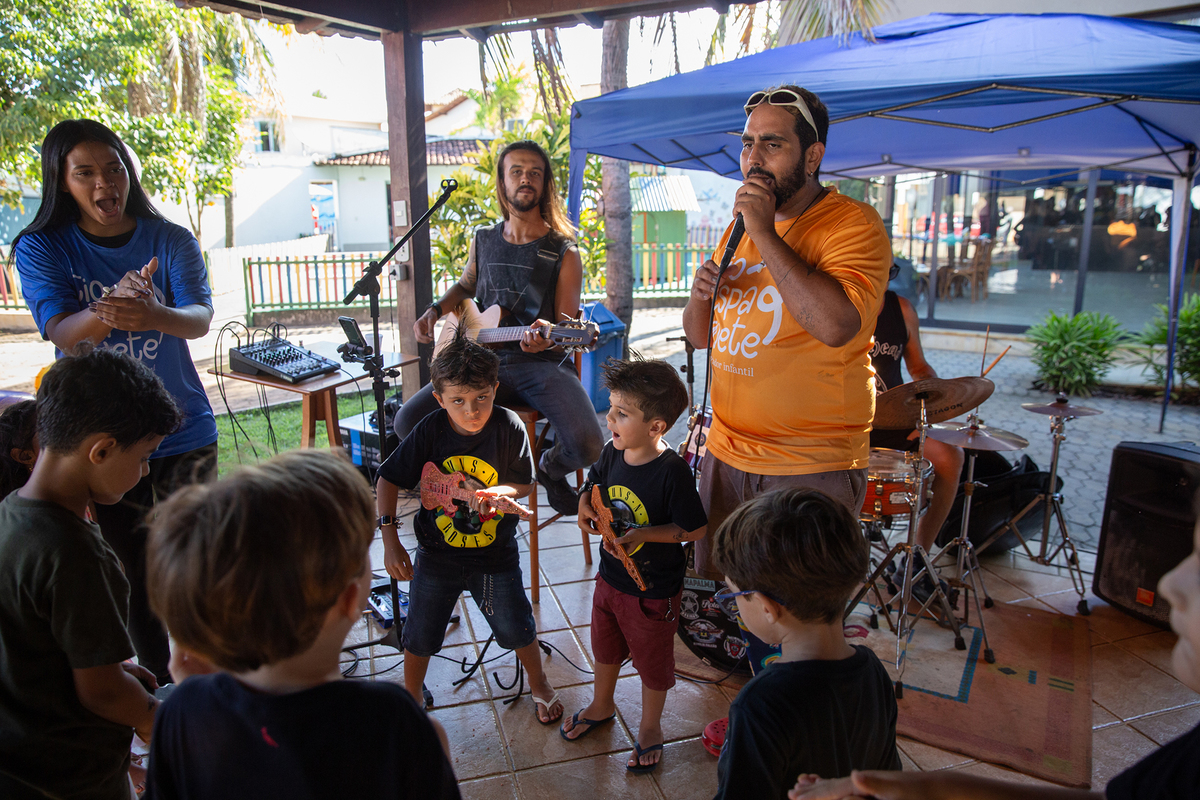 Recreação musical envolvendo todas as crianças.
