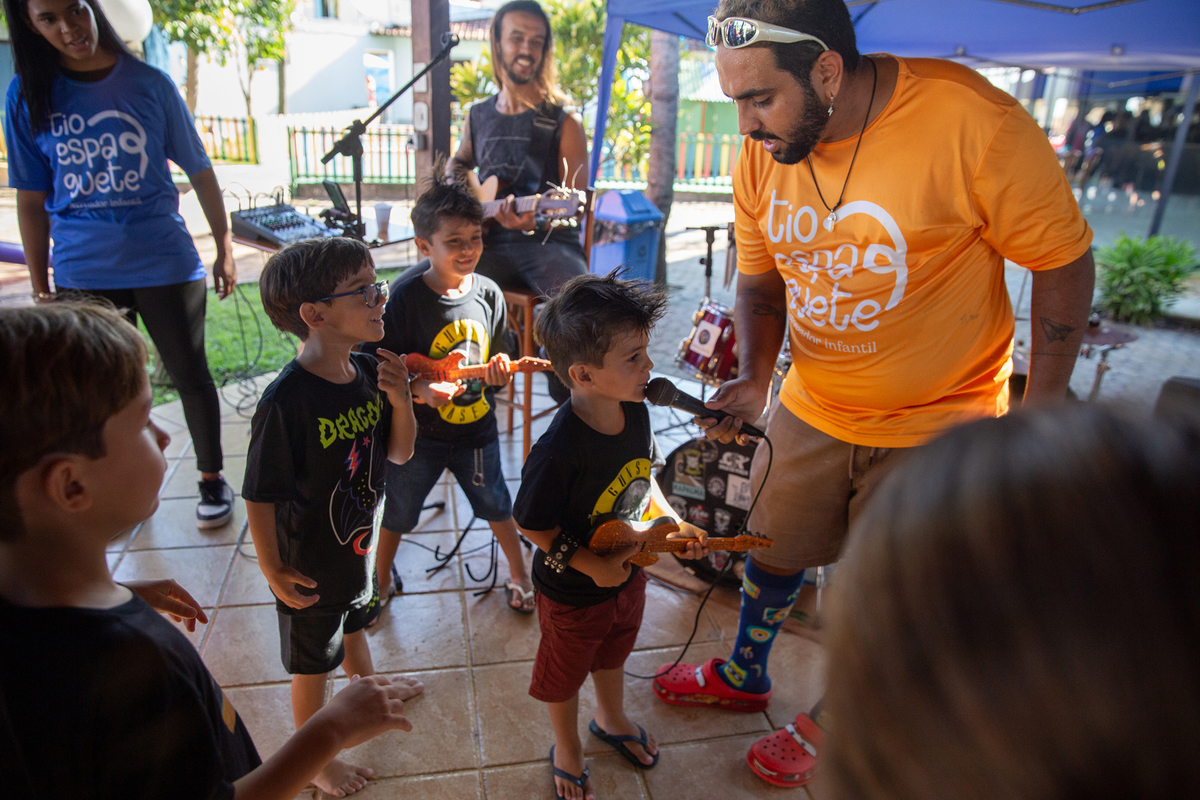 Crianças dançando e cantando durante a festa
