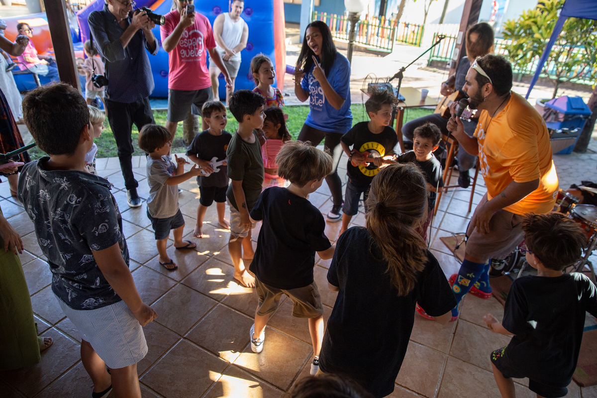 Momento divertido com a banda animando o aniversário.