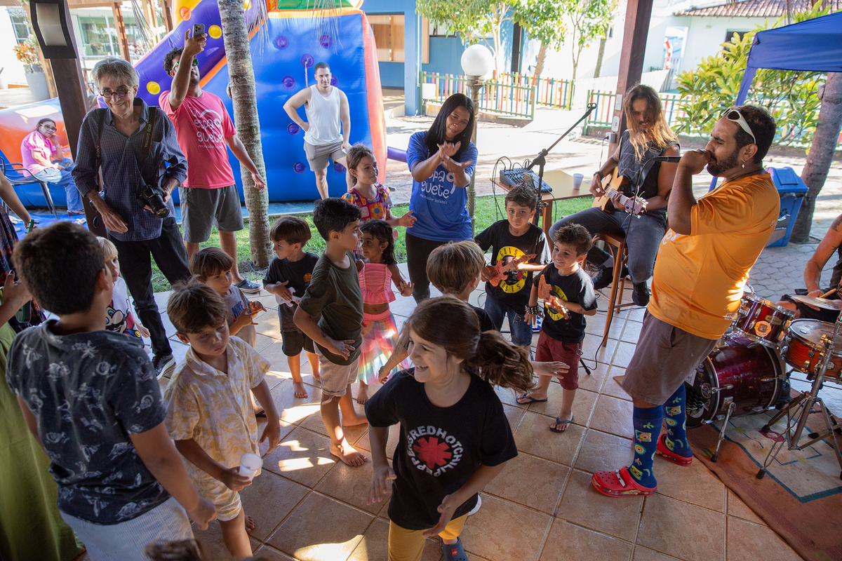 Convidados participando da recreação musical.
