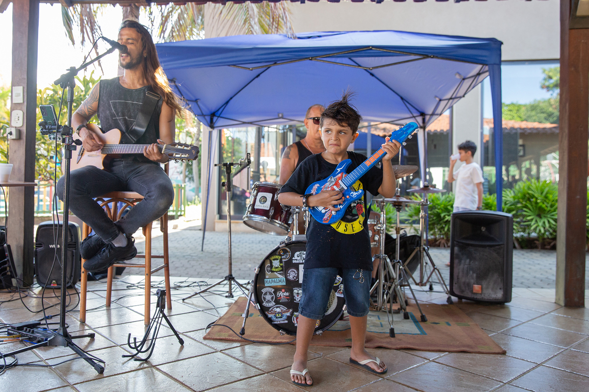 Vista geral da apresentação musical da festa.