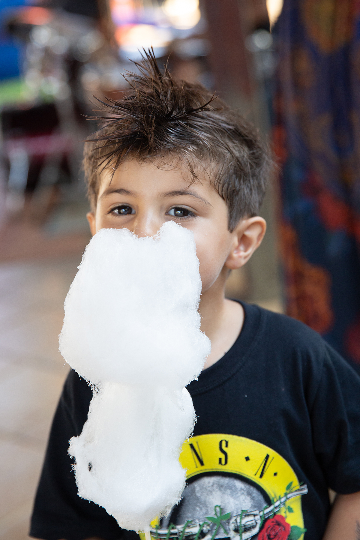 Léo saboreando algodão-doce durante a comemoração.