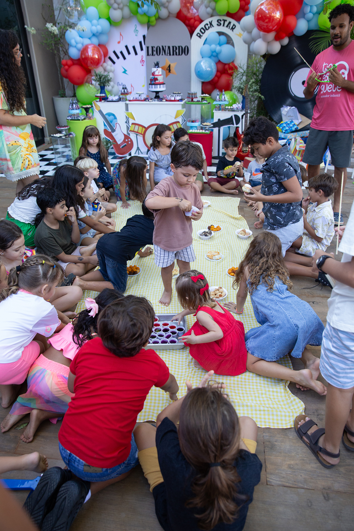 Crianças reunidas participando das atividades da festa.