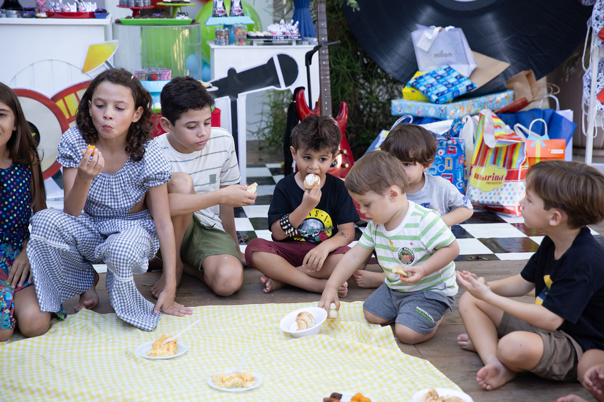 Recreação infantil com todos os convidados.