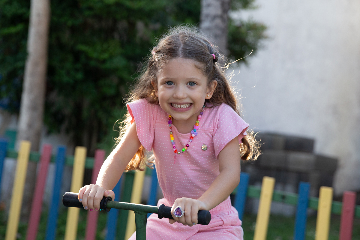 Menina brincando no playground durante o aniversário.