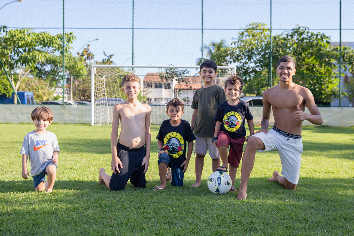 Recreação infantil em área gramada durante o aniversário.