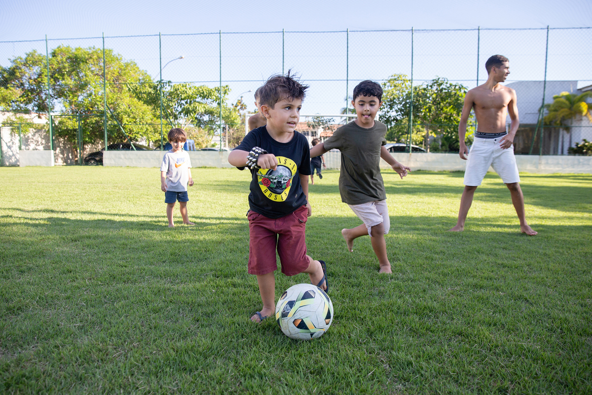 Léo brincando com bola durante a festa de 4 anos.