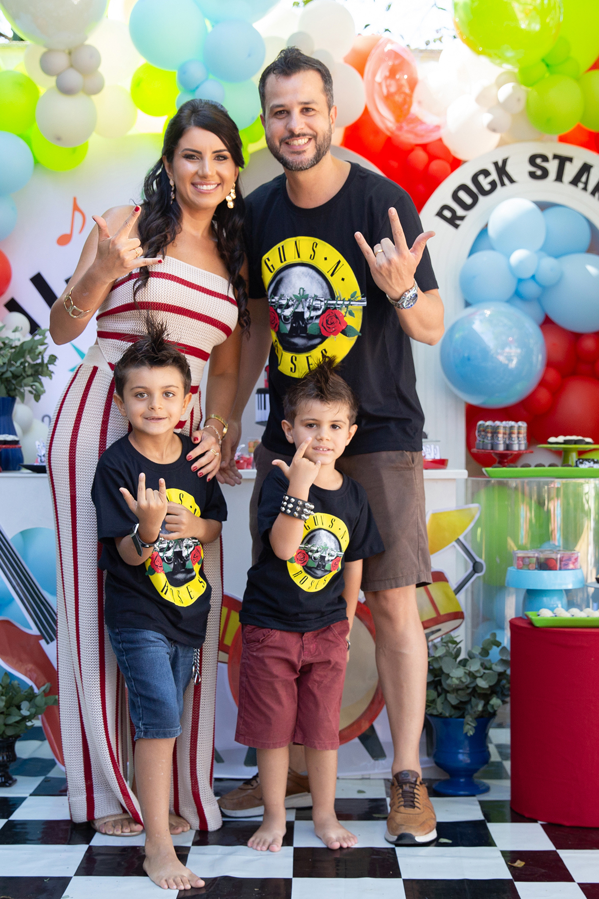Léo com familiares na comemoração do seu aniversário de 4 anos.