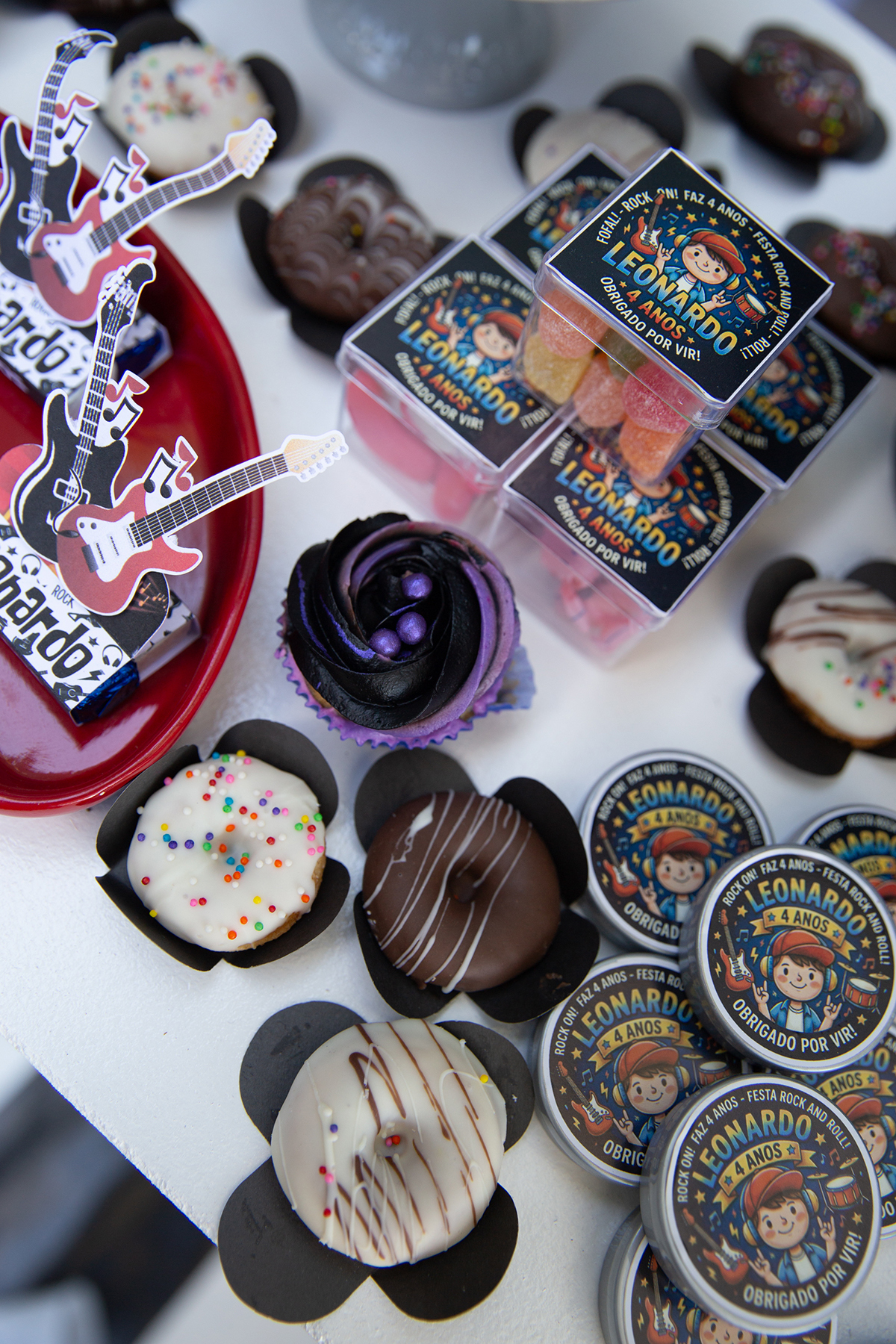 Detalhes dos doces personalizados do aniversário tema rock.