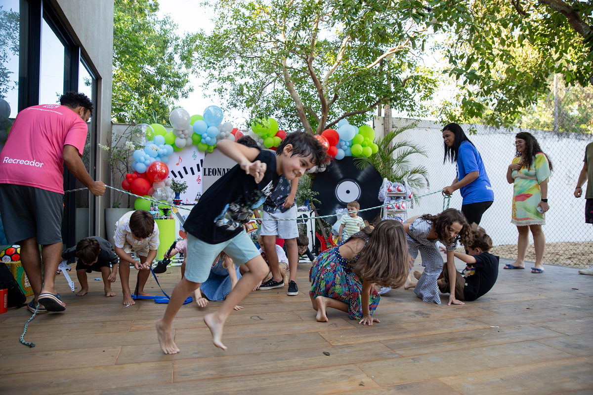 Crianças aproveitando as atividades recreativas da festa.