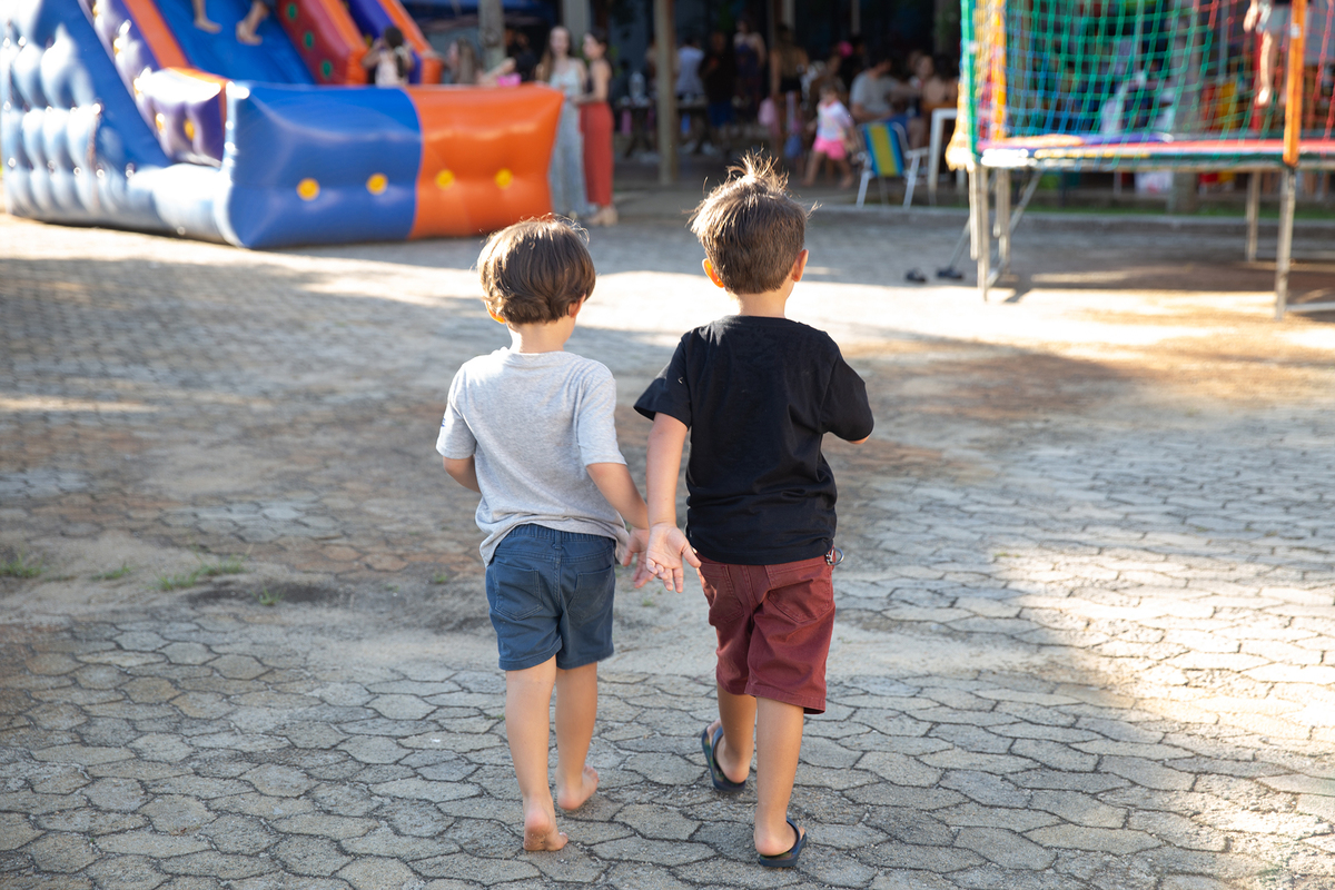 Amigos caminhando juntos durante a comemoração.