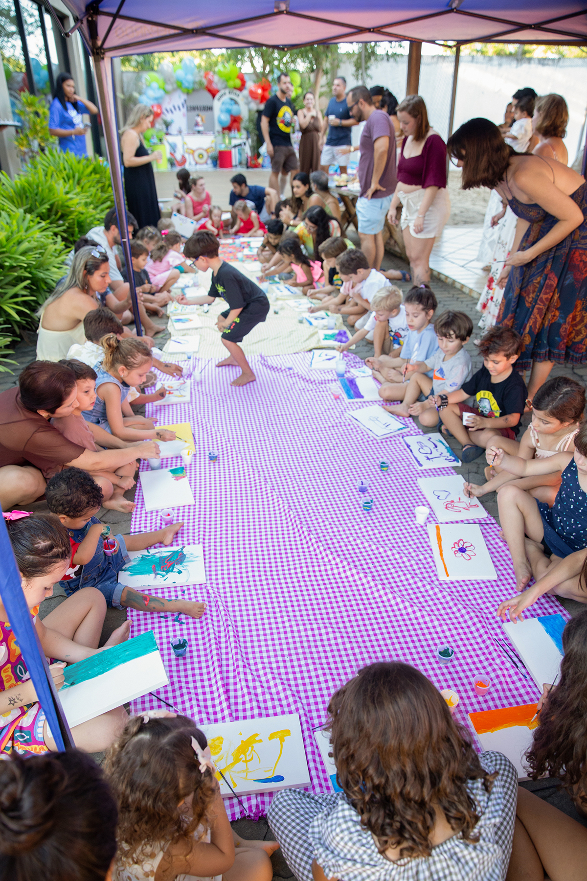 Recreação infantil com pintura e atividades lúdicas.