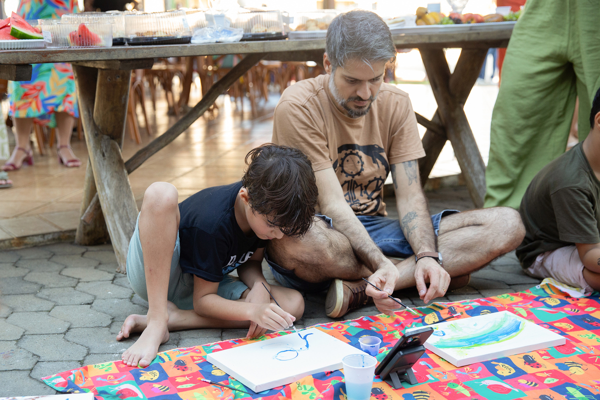 Atividade artística infantil durante o aniversário.