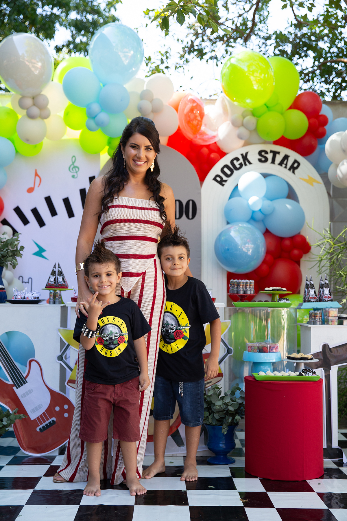 Foto em família durante festa infantil com tema Rock'n Roll.